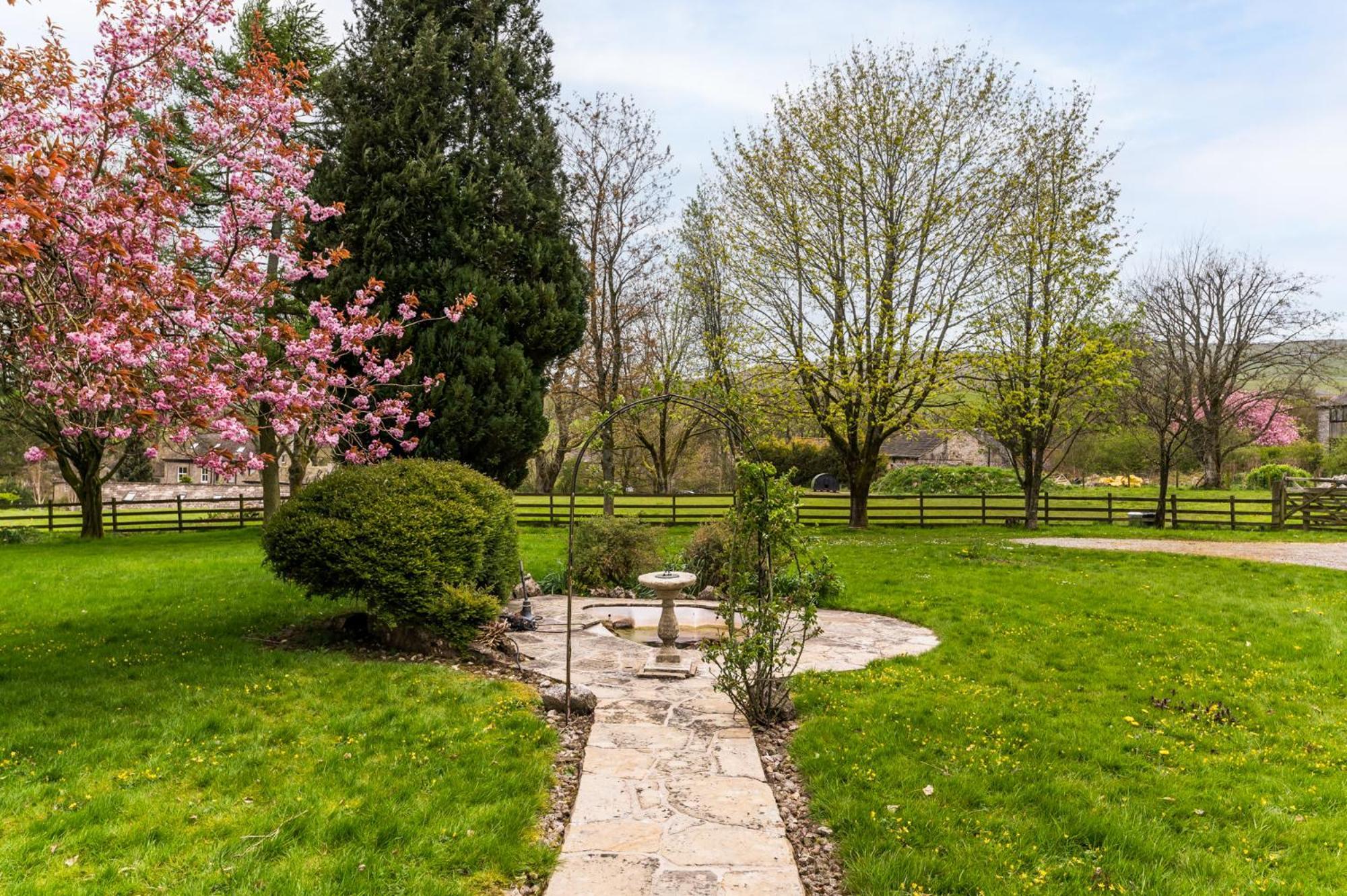 Wellbeing Escape With Hot Tub & Yoga Sleeps 10