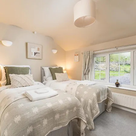 Central Malham Wellbeing Escape With Hot Tub & Yoga Studio Sleeps 10 Exterior photo