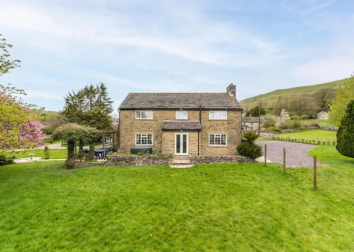 Central Malham Wellbeing Escape With Hot Tub & Yoga Studio Sleeps 10