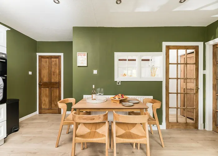 Central Malham Wellbeing Escape With Hot Tub & Yoga Studio Sleeps 10