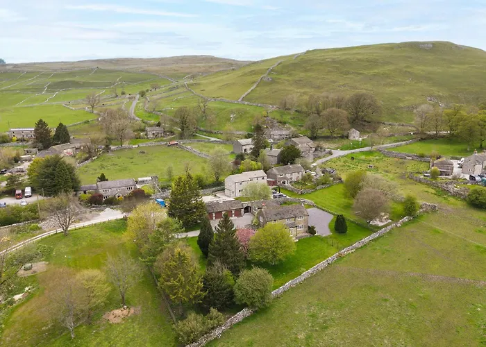 Central Malham Wellbeing Escape With Hot Tub & Yoga Studio Sleeps 10