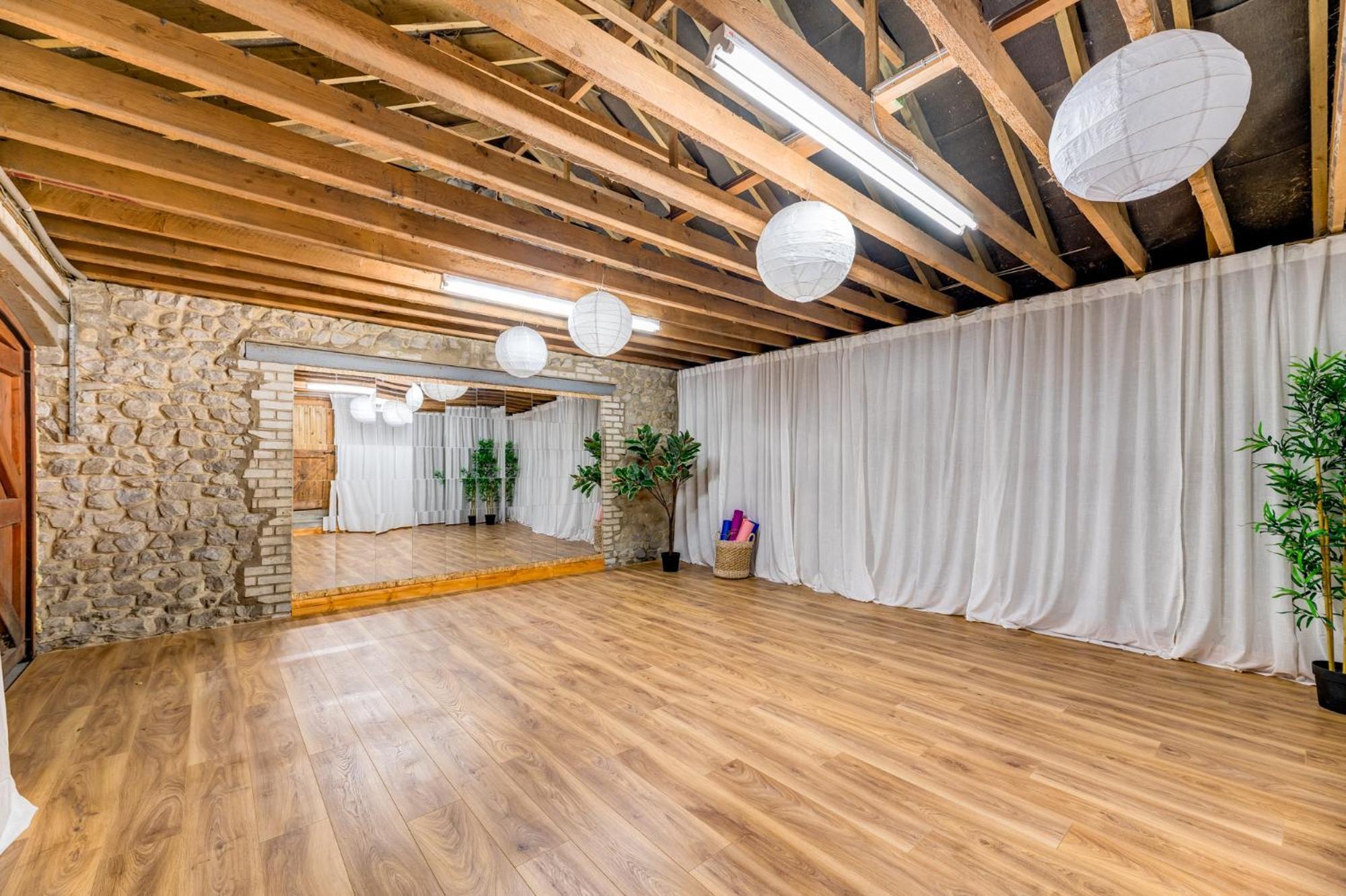 Wellbeing Escape With Hot Tub & Yoga Sleeps 10 Malham
