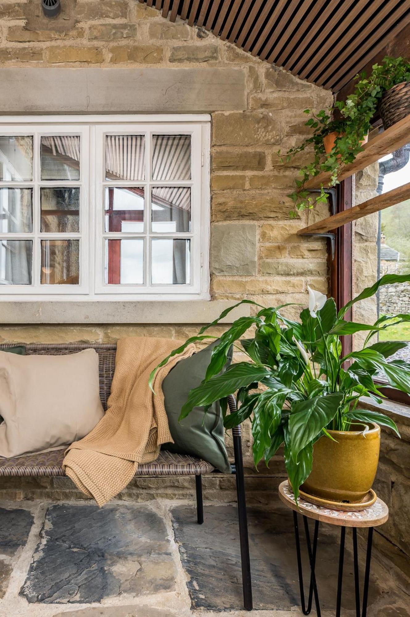 Holiday home Wellbeing Escape With Hot Tub & Yoga Sleeps 10