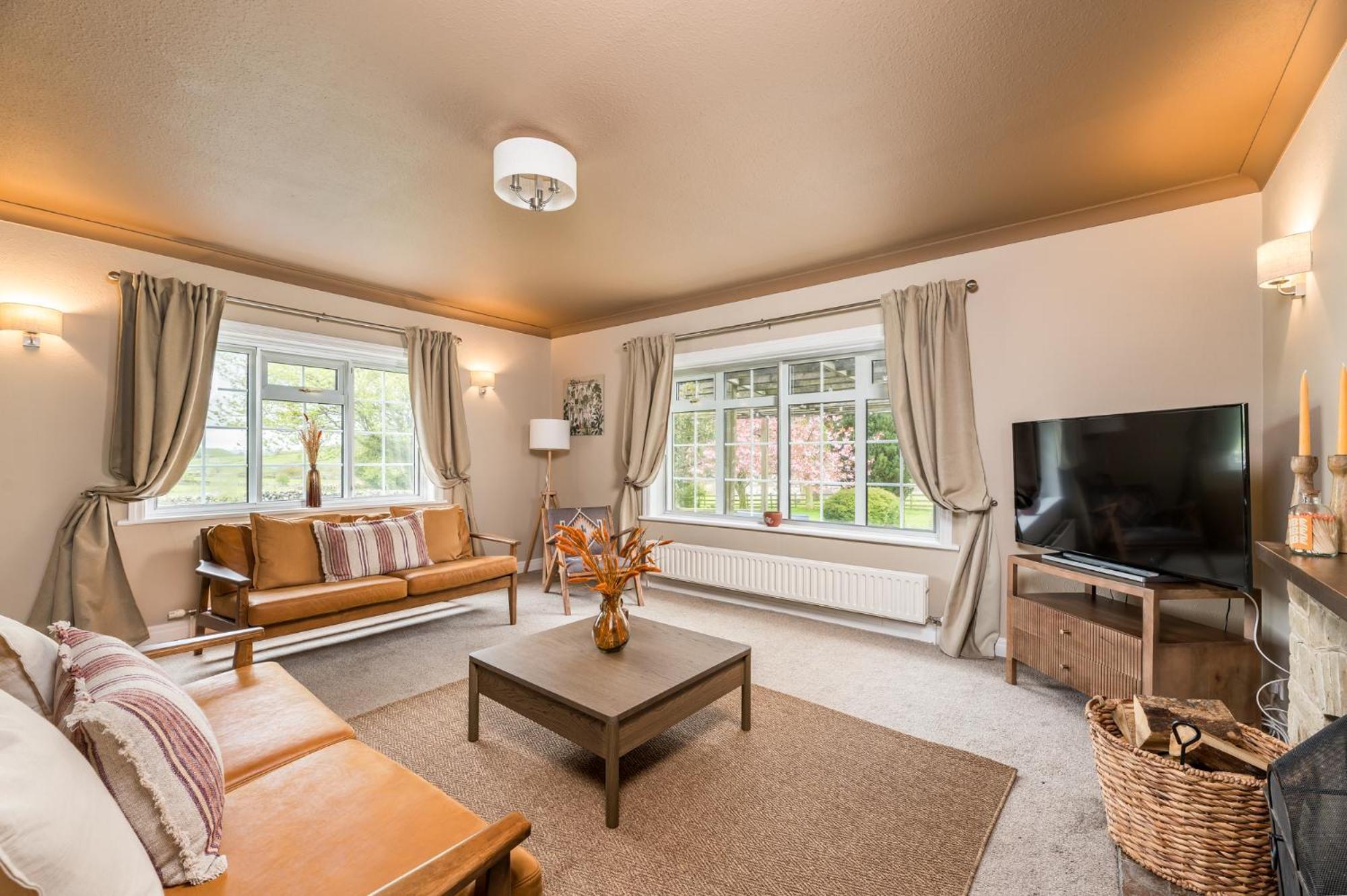 Wellbeing Escape With Hot Tub & Yoga Sleeps 10 Holiday home *