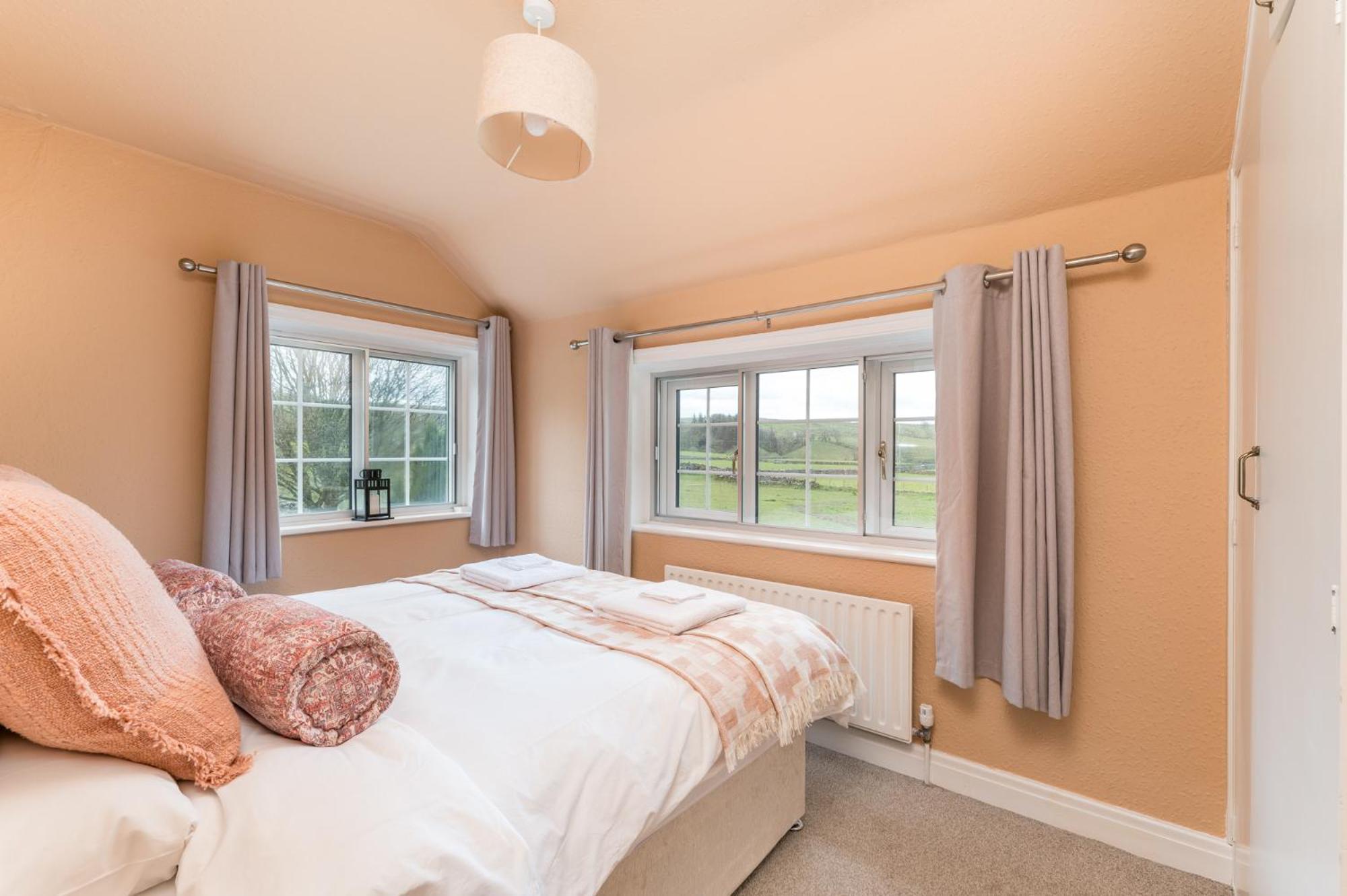 Holiday home Wellbeing Escape With Hot Tub & Yoga Sleeps 10 Malham
