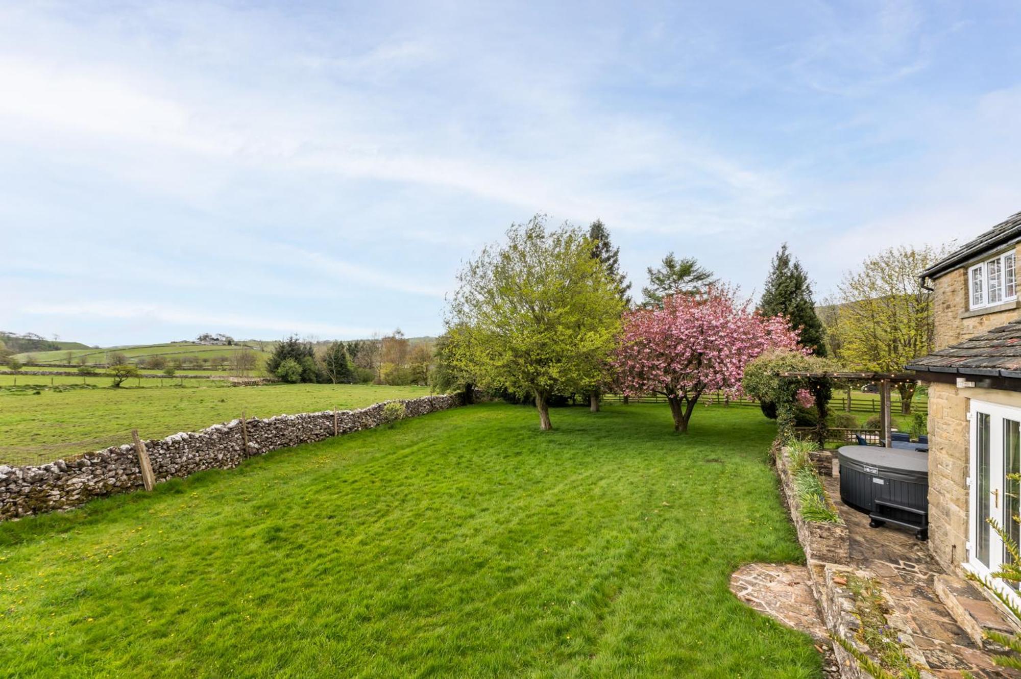 Wellbeing Escape With Hot Tub & Yoga Sleeps 10 * Malham