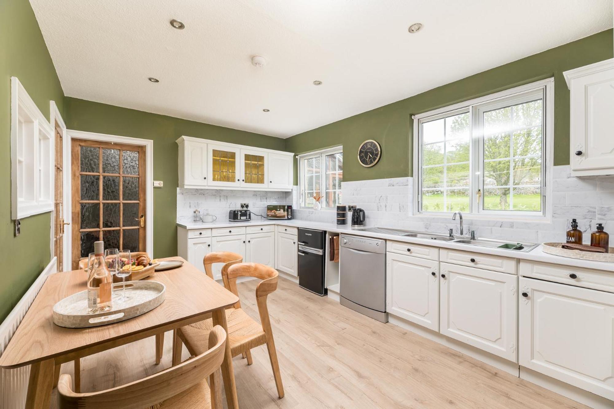 Wellbeing Escape With Hot Tub & Yoga Sleeps 10 Holiday home *