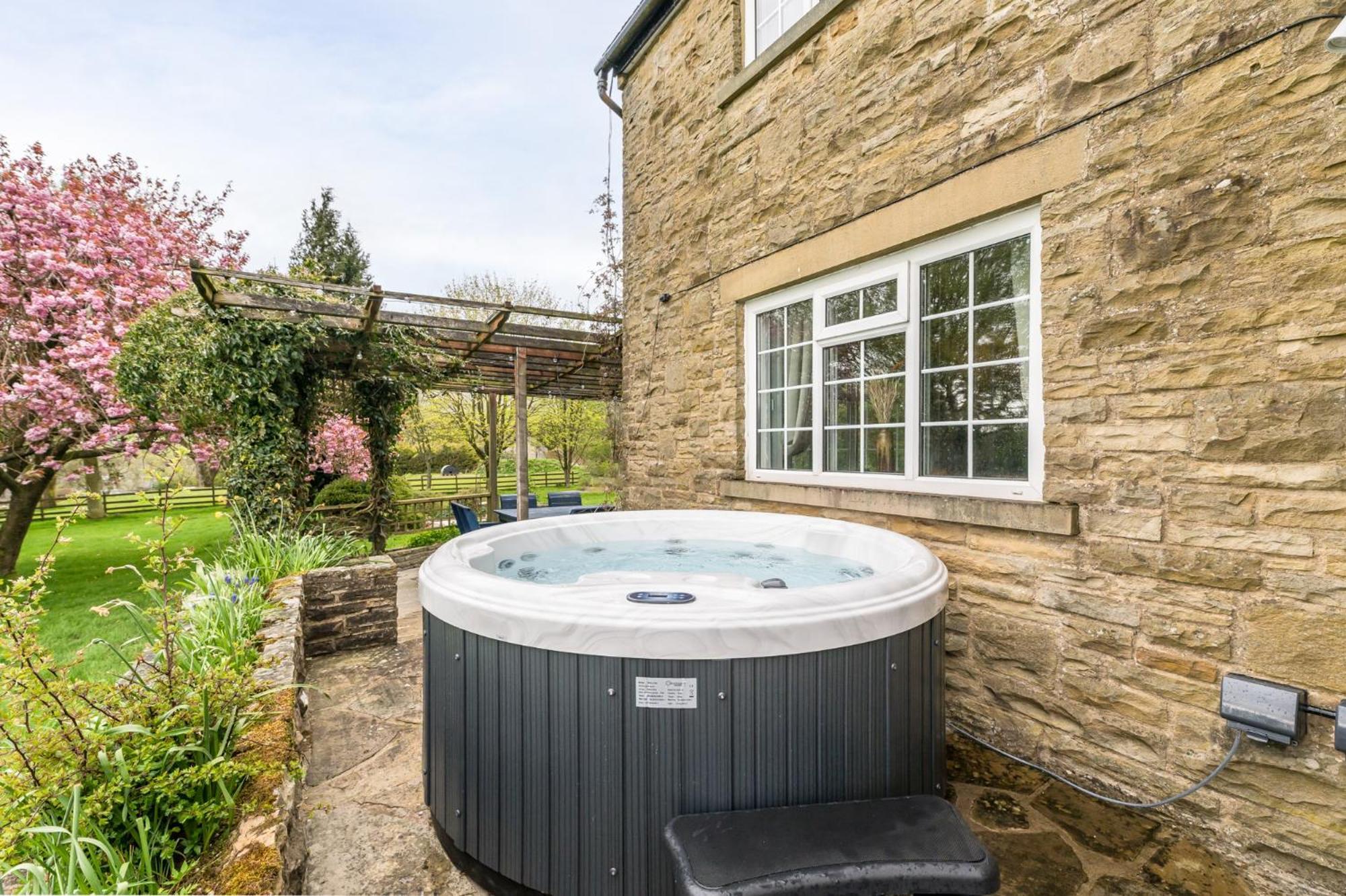 Holiday home Wellbeing Escape With Hot Tub & Yoga Sleeps 10 Malham