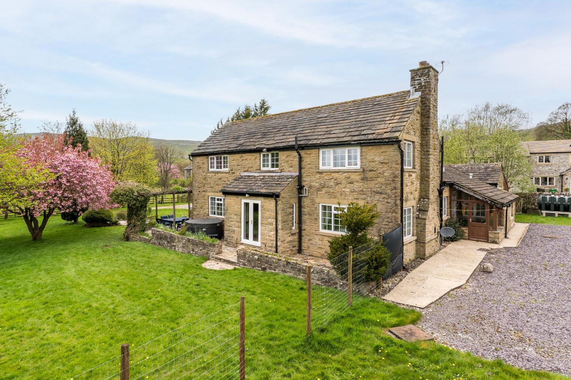 Holiday home Wellbeing Escape With Hot Tub & Yoga Sleeps 10
