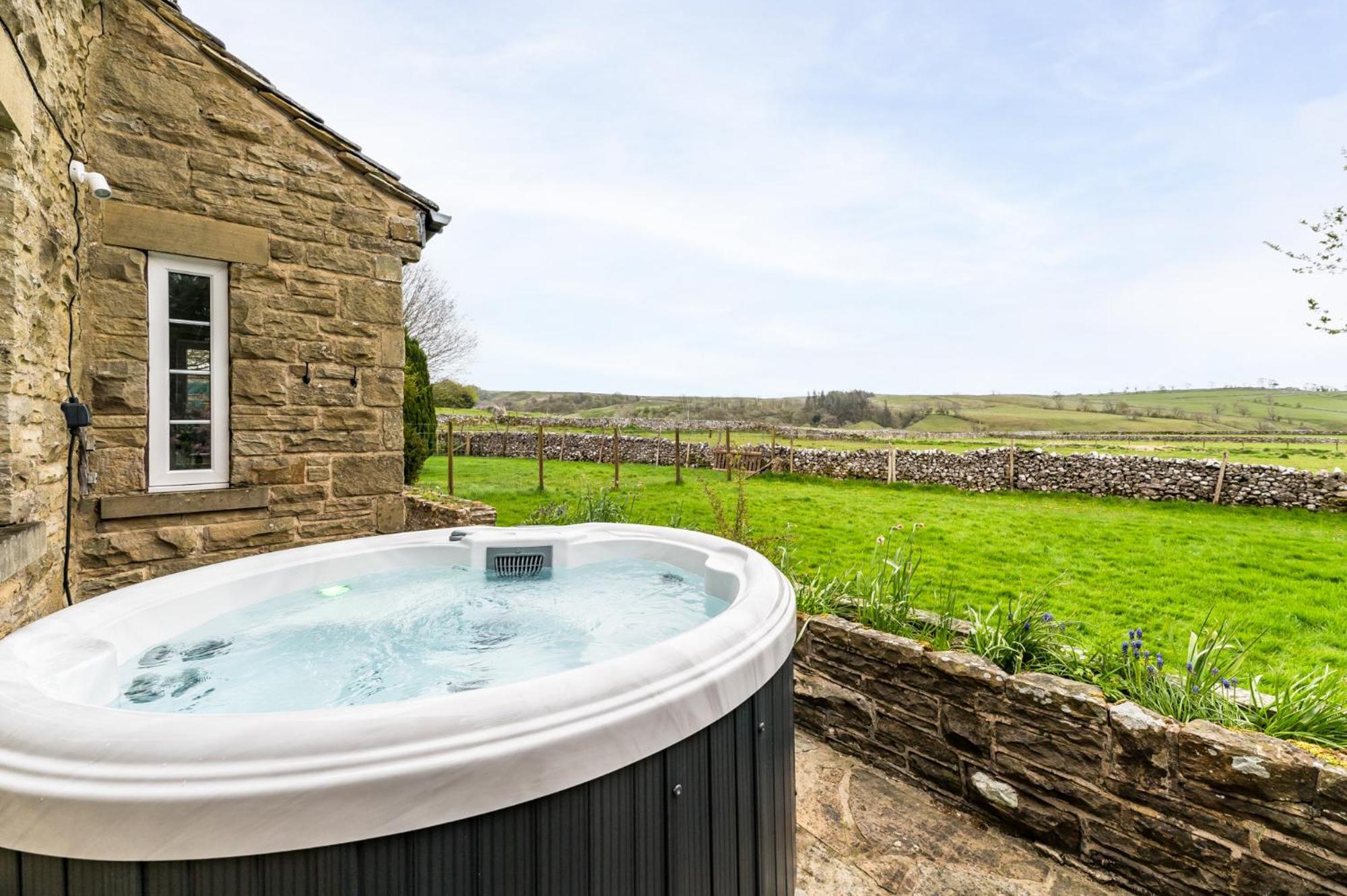 Holiday home Wellbeing Escape With Hot Tub & Yoga Sleeps 10 *