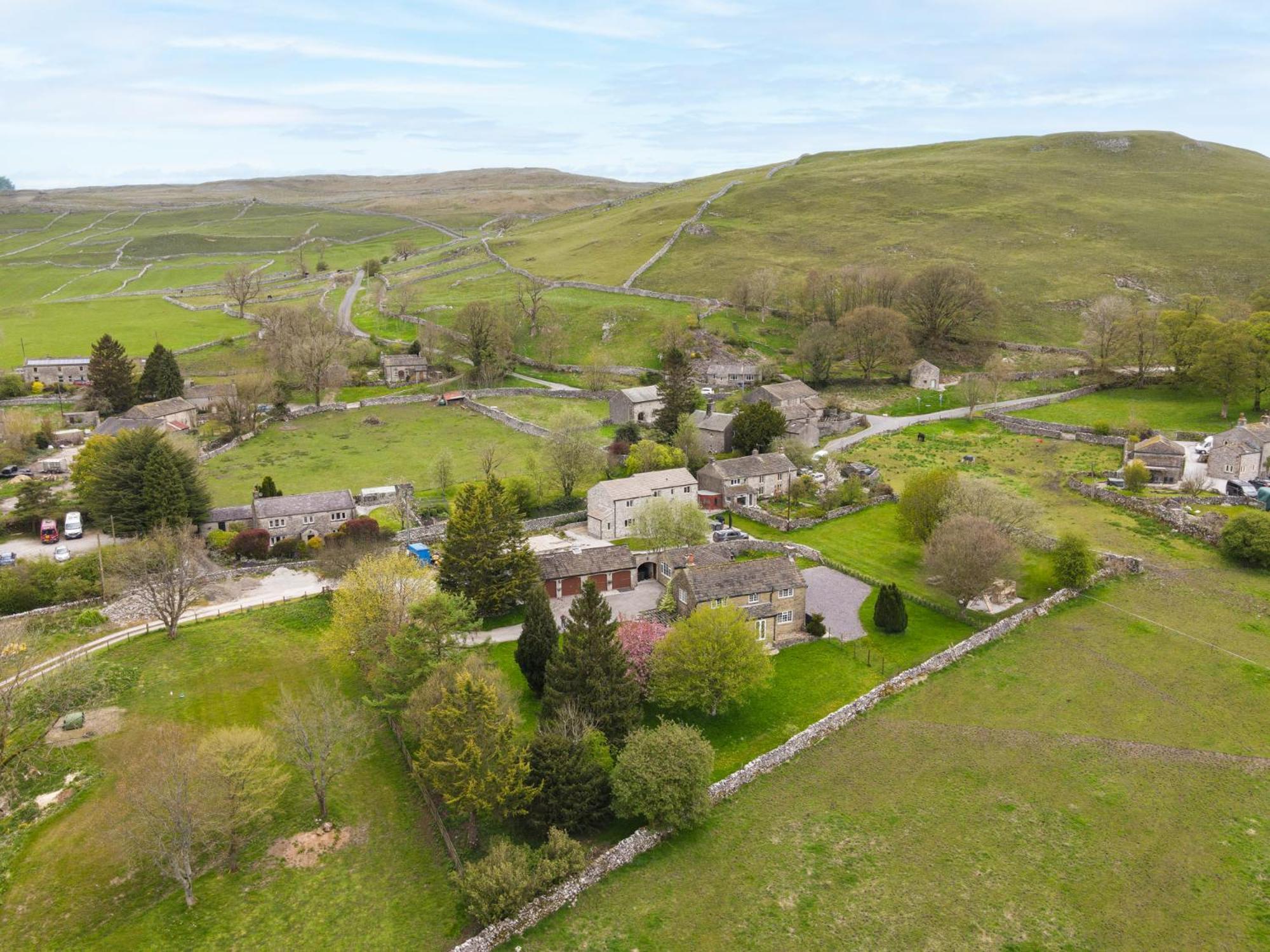 Wellbeing Escape With Hot Tub & Yoga Sleeps 10 Malham