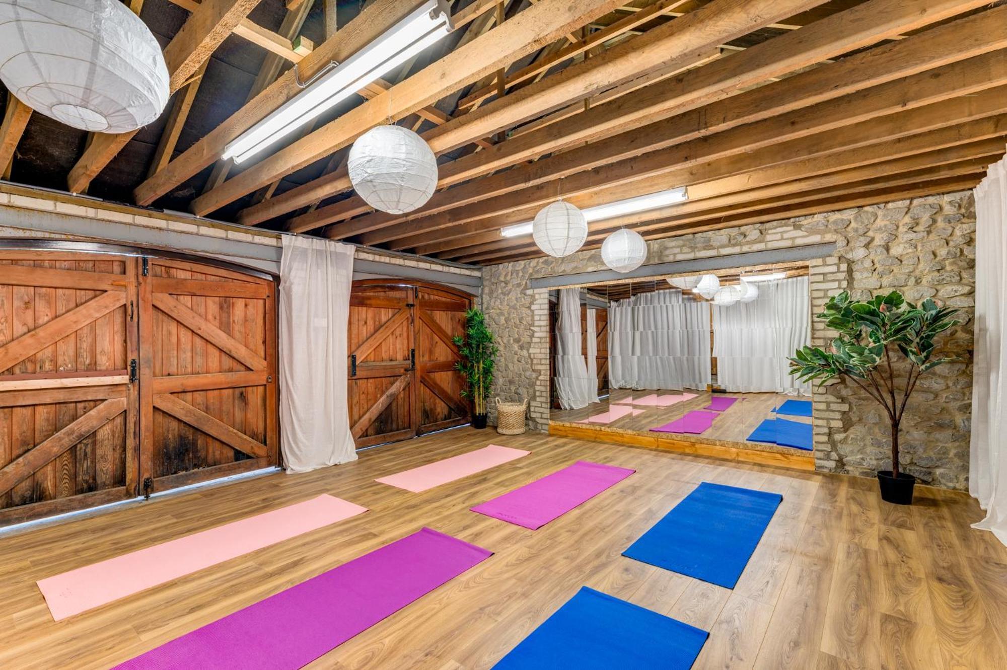 Wellbeing Escape With Hot Tub & Yoga Sleeps 10 Holiday home