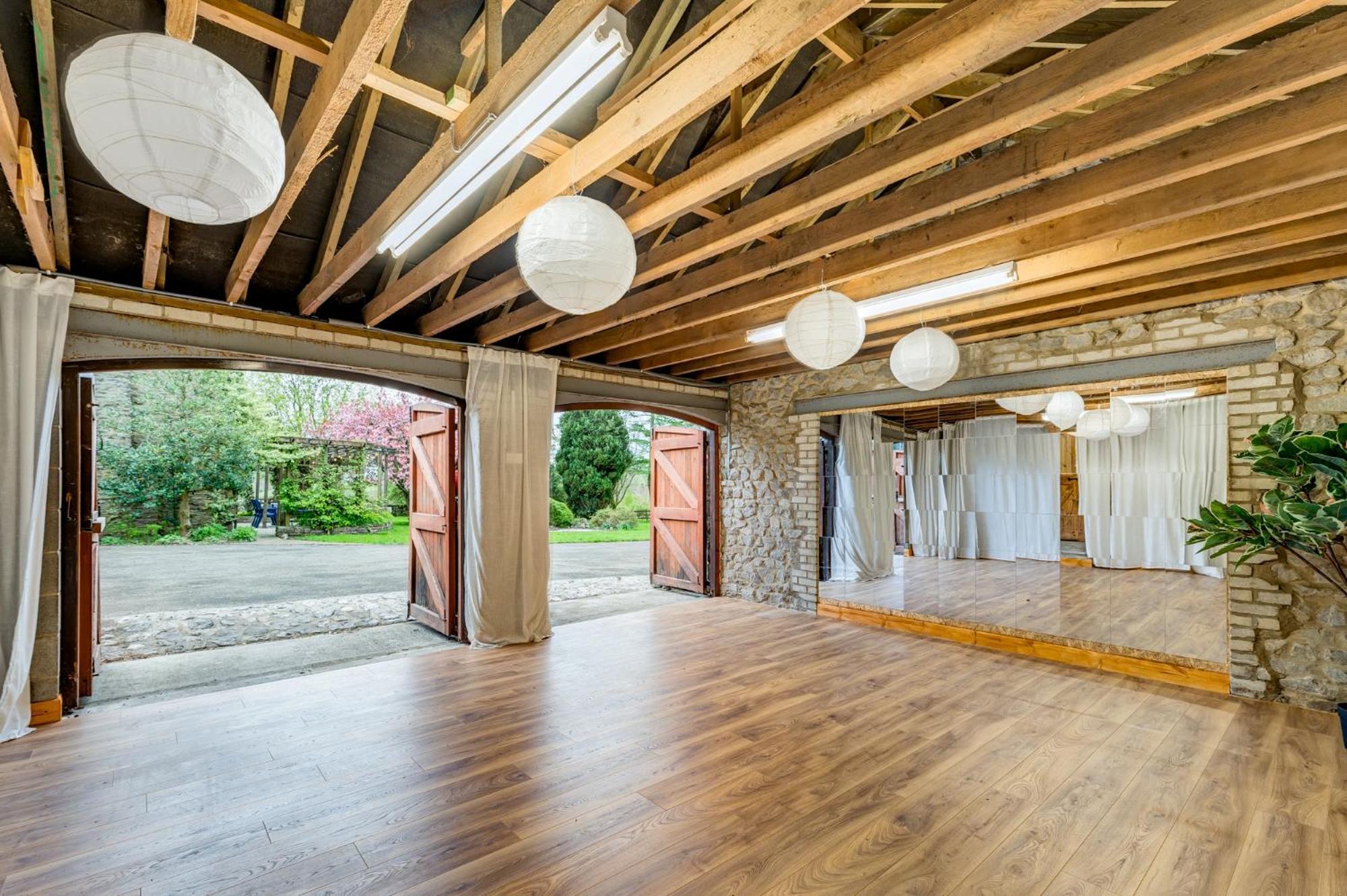 Wellbeing Escape With Hot Tub & Yoga Sleeps 10 *