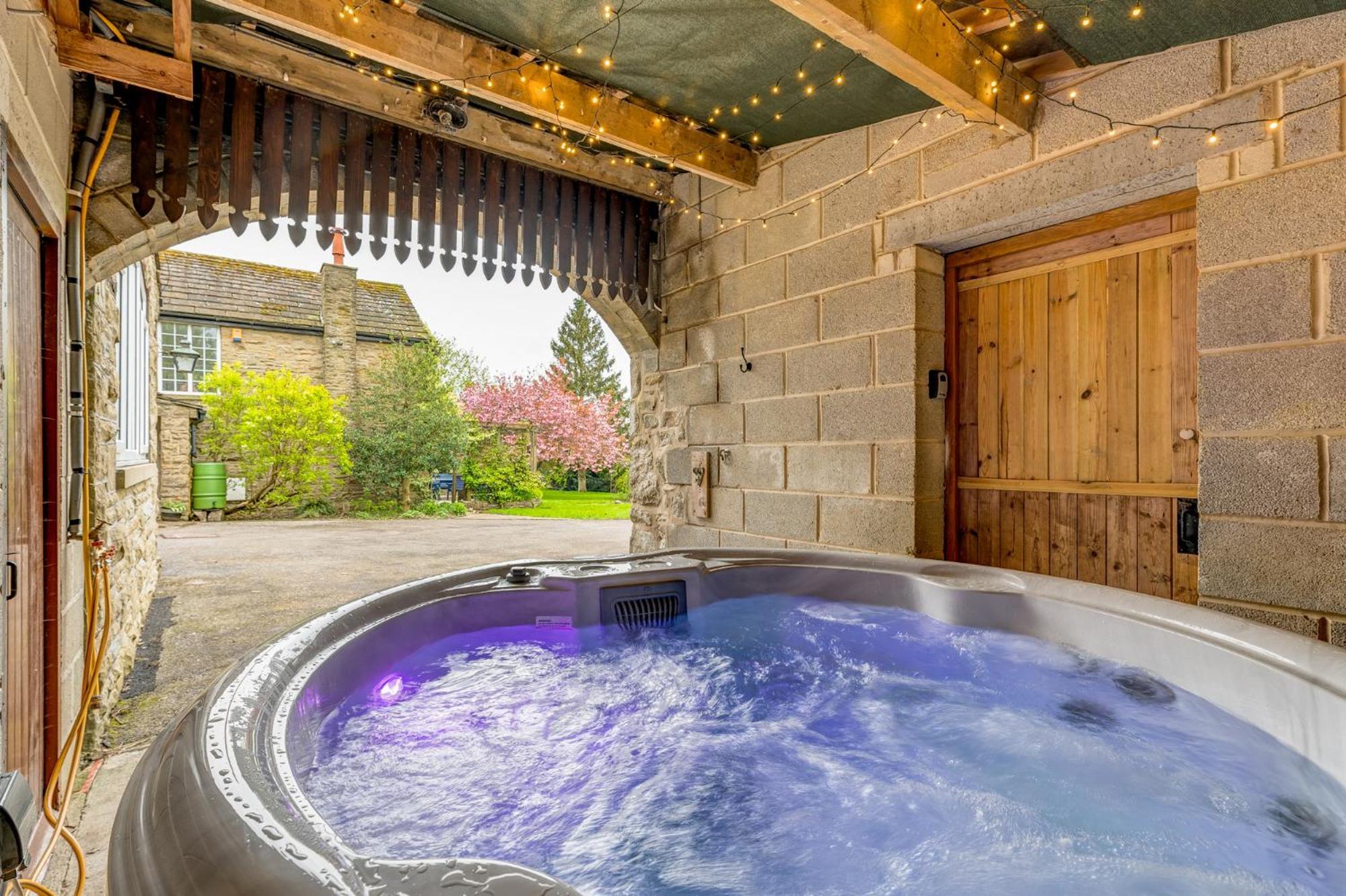 Wellbeing Escape With Hot Tub & Yoga Sleeps 10 Malham