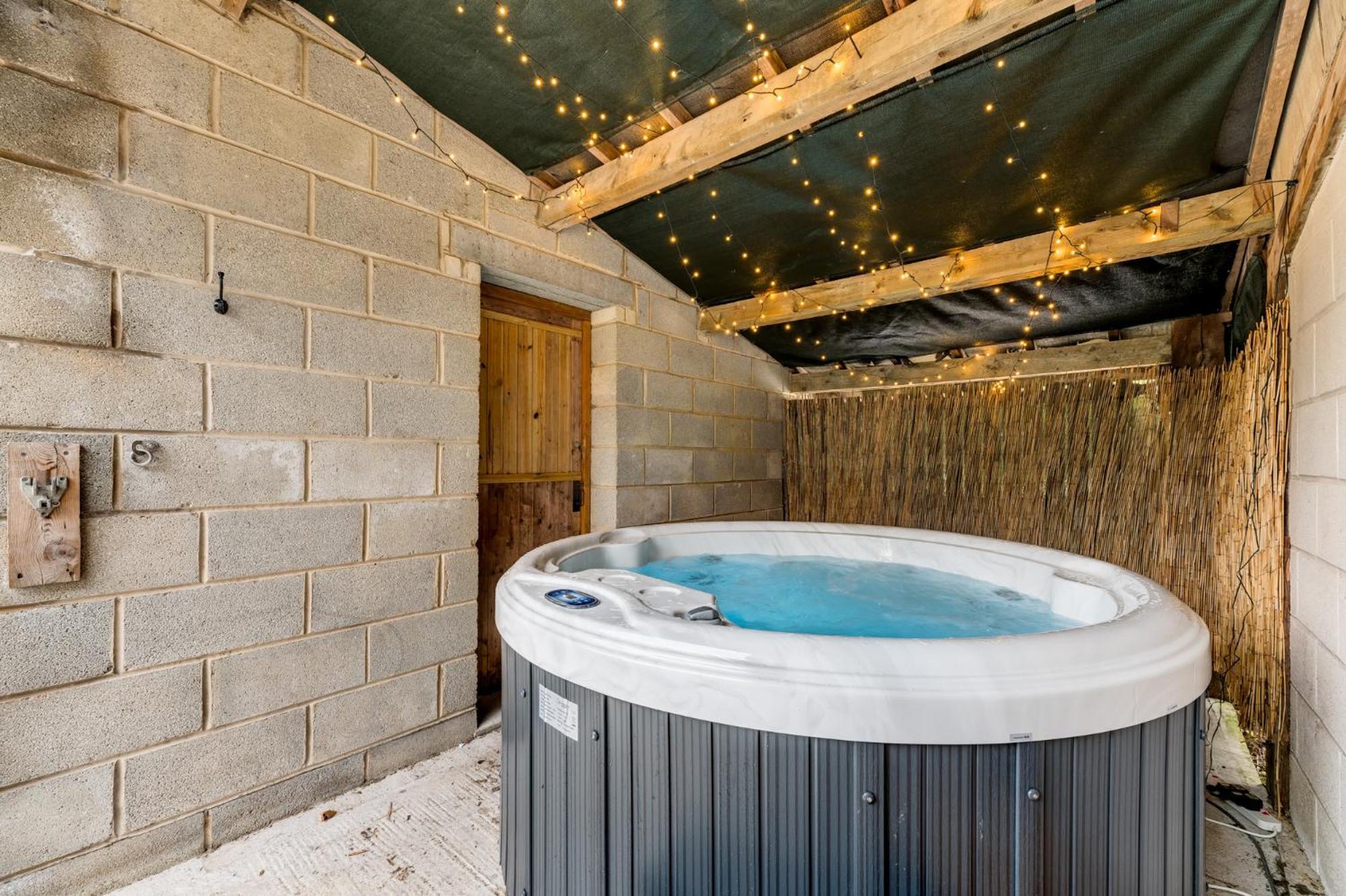 Wellbeing Escape With Hot Tub & Yoga Sleeps 10 * Malham